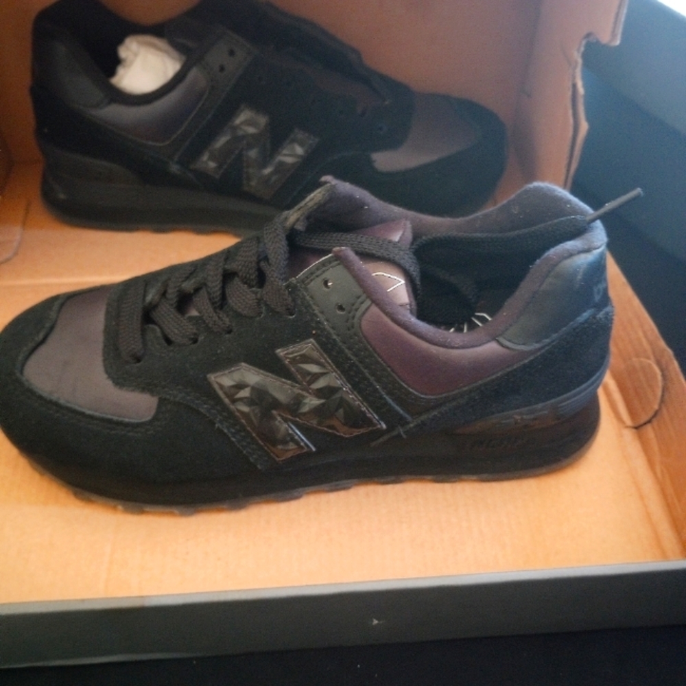 Women's BRAND NEW never worn NEW BALANCE SNEAKER